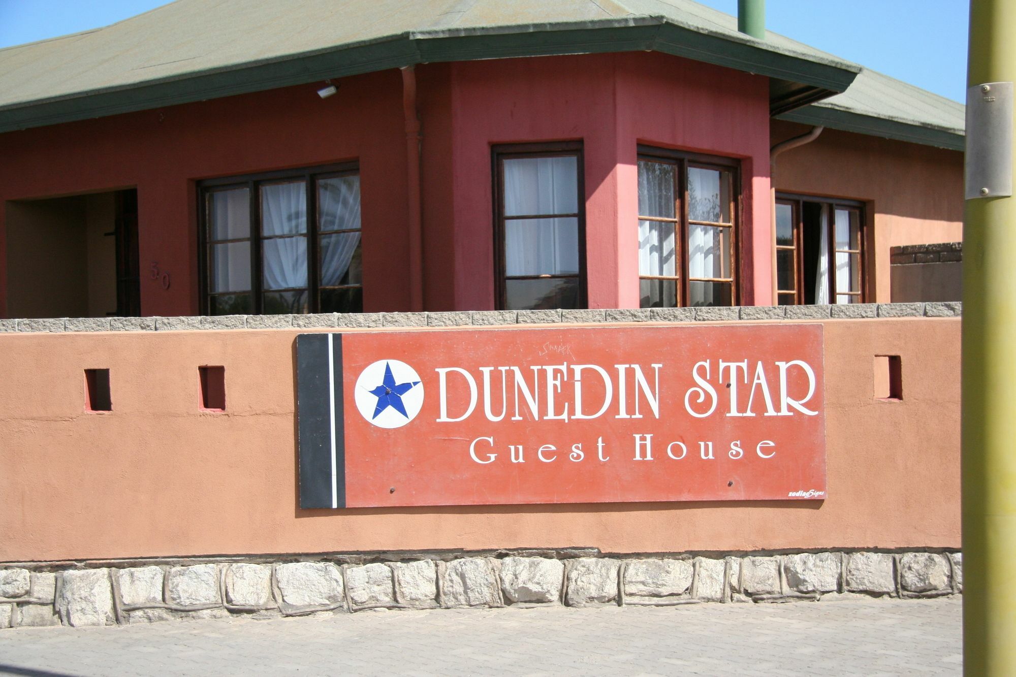 Dunedin Star Guesthouse Суакопмунд Екстериор снимка
